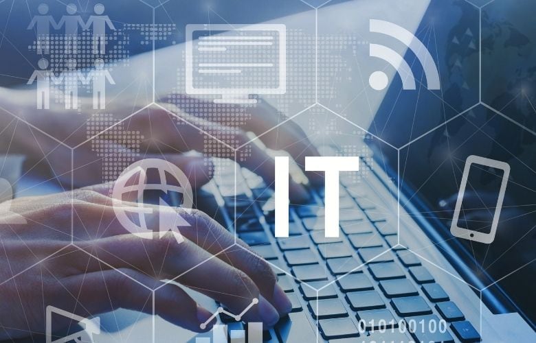Hände tippen auf einer Laptop-Tastatur mit eingeblendeten digitalen Symbolen für Netzwerke und IT-Infrastruktur.
