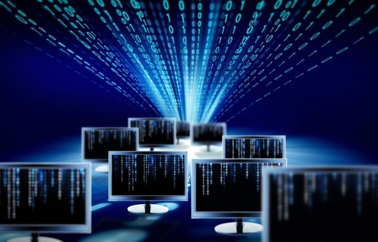 Mehrere Monitore mit fließendem Binärcode symbolisieren den sicheren Server einer Arztpraxis.