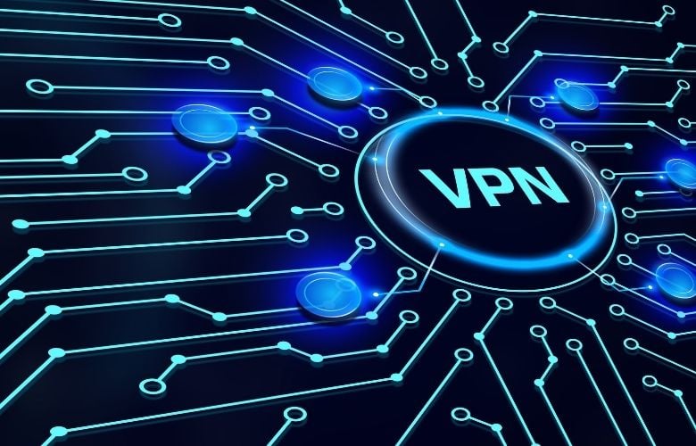Blaue digitale Schaltung mit leuchtenden Netzwerkknoten und einem zentralen Emblem mit der Aufschrift VPN.