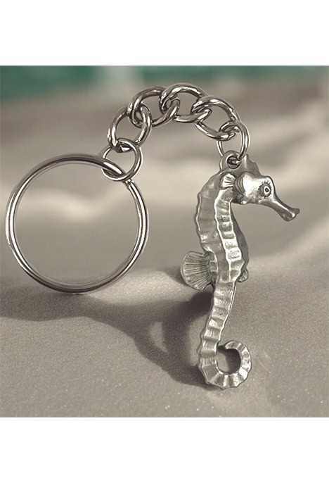 Ce porte-clés hippocampe évoque l'élégance des fonds marins, un accessoire parfait pour les passionnés de plongée.