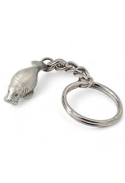 Bbbyrsj-porte-cles-lamantin-bijou-de-mer Porte-clés en forme de lamantin, ce bijou marin évoque l'évasion et la sérénité des profondeurs océaniques.