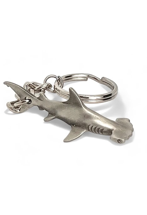 Porte-clés en forme de requin-marteau, parfait pour les passionnés de plongée et d'exploration marine.