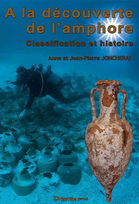 Un plongeur explore un site archéologique sous-marin rempli d'amphores antiques, révélant des trésors de l'histoire maritime.