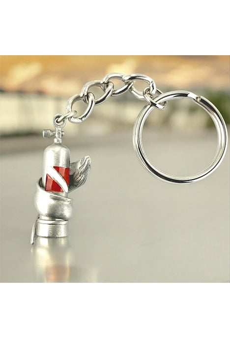 Porte-clés en étain représentant une murène enroulée autour d'une bouteille de plongée, symbole d'aventure sous-marine.