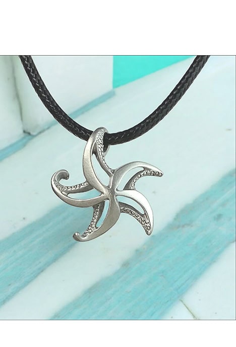 Pendentif étoile de mer élégant, symbole de l'océan, parfait pour les passionnés de plongée et d'aventure marine.