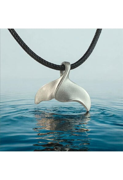 Pendentif en forme de queue de baleine sur fond marin, symbole élégant pour les passionnés de plongée et d'océan. 🌊