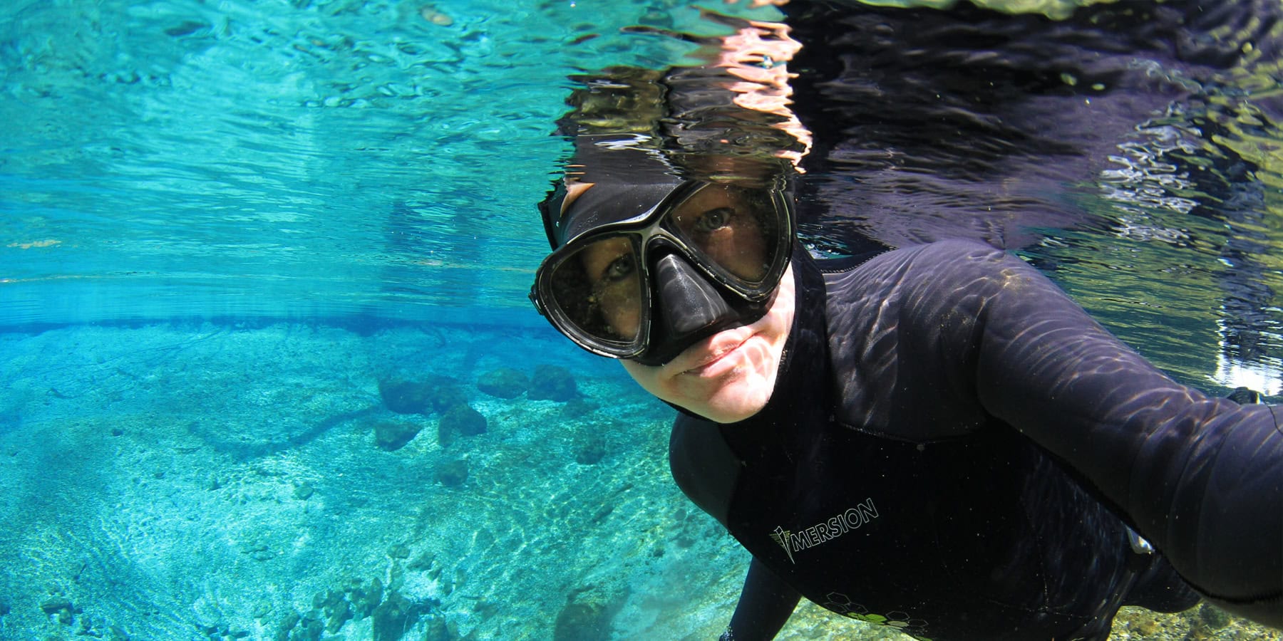 Plongée sous-marine avec masque, explorant les merveilles aquatiques d'un monde sous-marin.