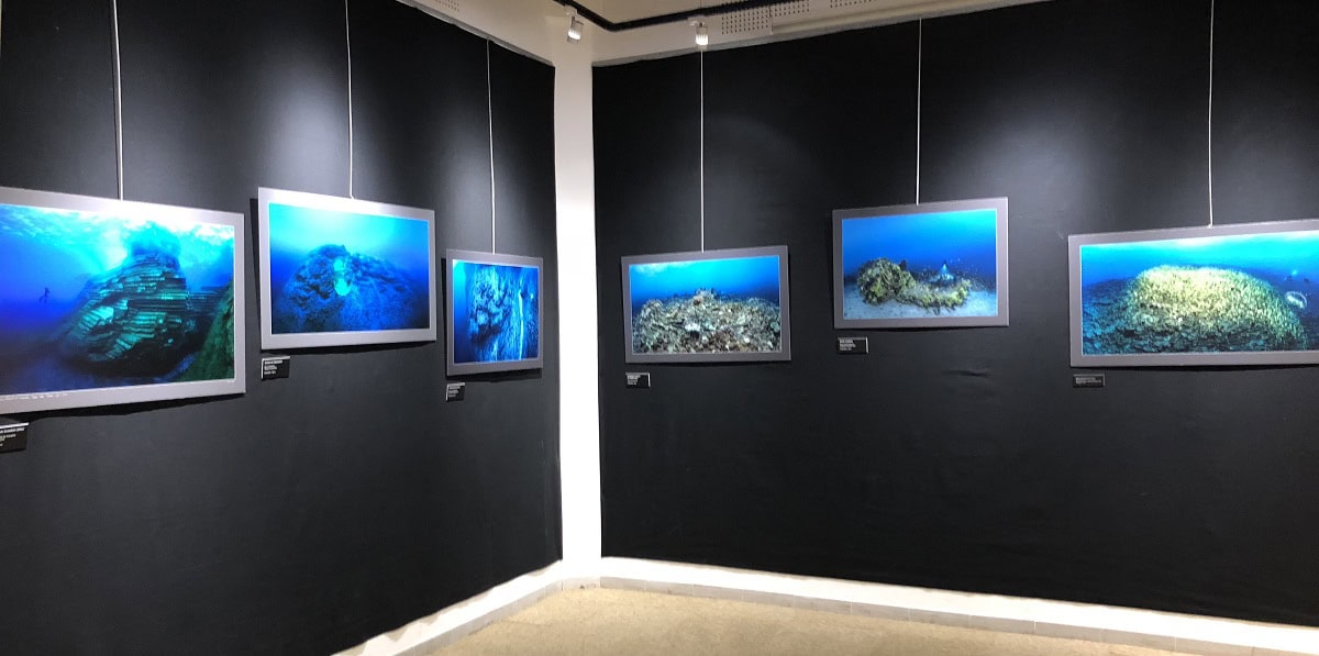 Exposition de photos sous-marines révélant la beauté des récifs et épaves océaniques.