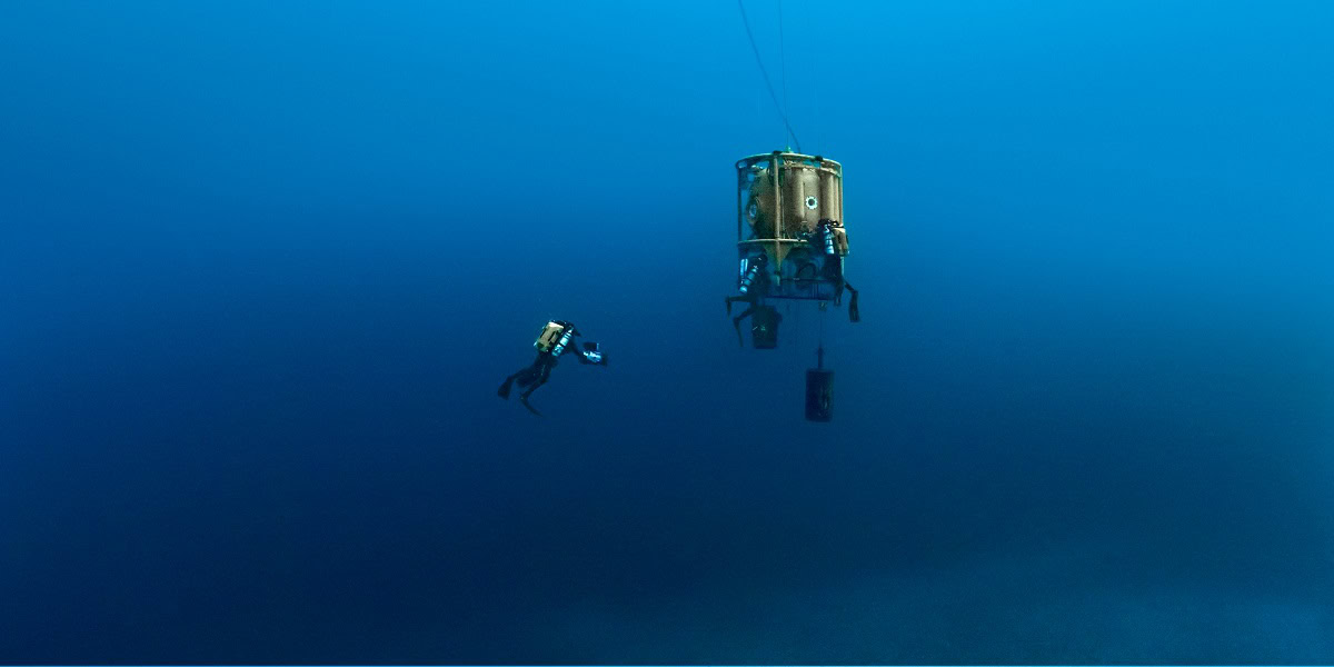 Plongée sous-marine avec scaphandriers et habitat subaquatique en milieu océanique.