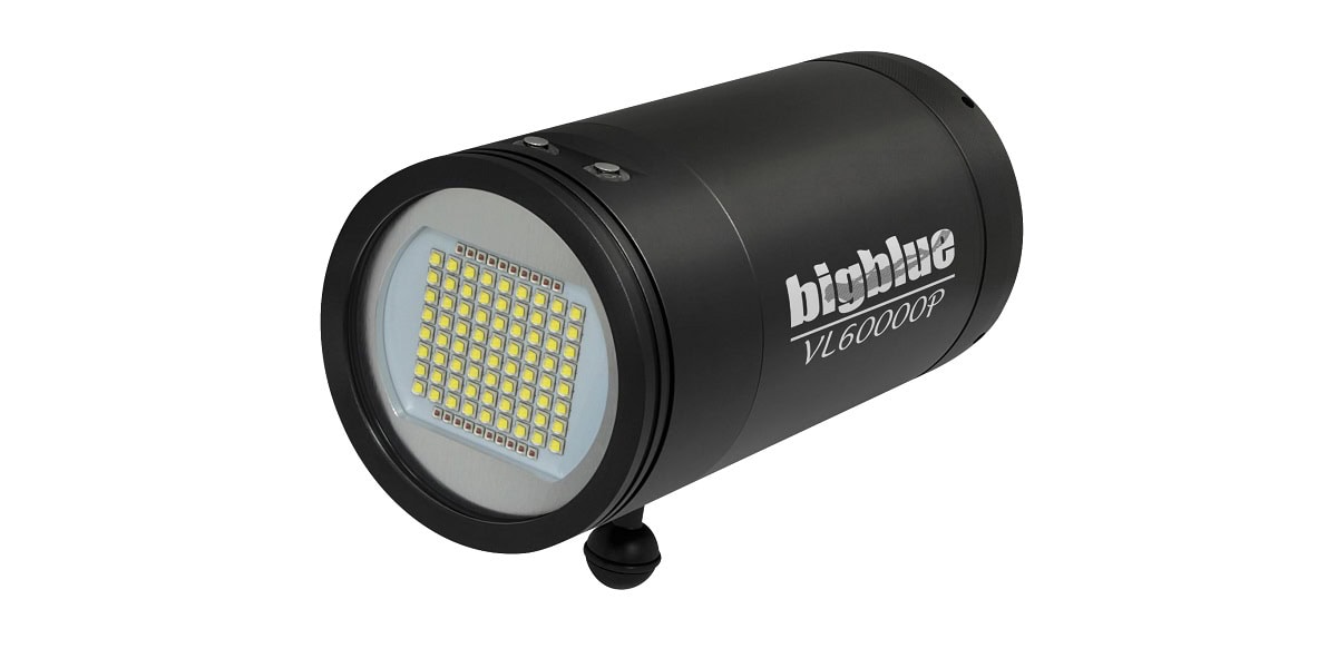 Lampe sous-marine Bigblue VL60000P, idéale pour explorer les fonds marins en détail.
