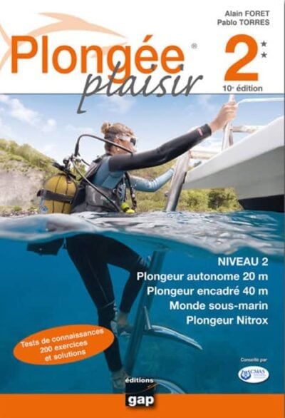 Un plongeur équipé monte à bord d'un bateau, prêt à explorer les merveilles sous-marines; aventure garantie.