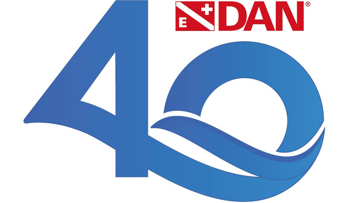 Logo célébrant 40 ans d'engagement pour la sécurité en plongée sous-marine.