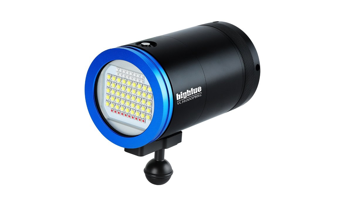 Lampe LED sous-marine Big Blue, idéale pour explorer les profondeurs marines en toute clarté.