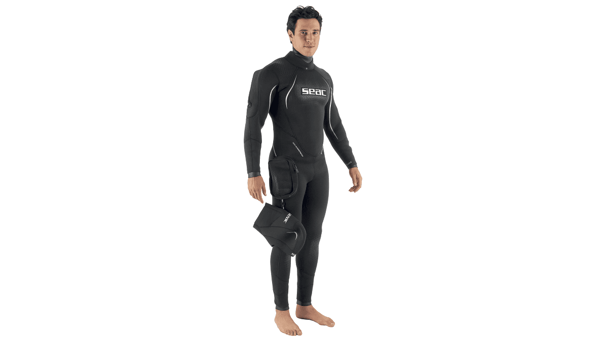 Homme en combinaison de plongée, prêt pour explorer le monde sous-marin fascinant.