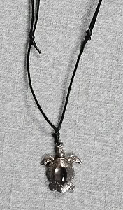 Un pendentif tortue en argent sur un cordon noir évoque l'esprit de l'océan et l'aventure sous-marine. 🐢 #Plongée