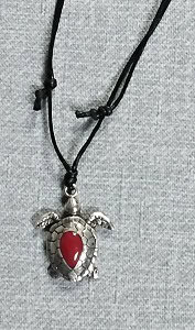 Pendentif tortue en métal avec pierre rouge, symbole de protection marine, idéal pour les passionnés de plongée. 🐢