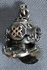 Un pendentif en forme de casque de plongée vintage évoque l'exploration sous-marine et l'aventure océanique.