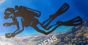 Un plongeur explore les profondeurs marines, symbolisant l'aventure sous-marine sur fond de littoral pittoresque. #Plongée