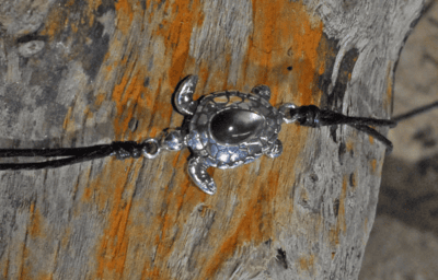 _DBM9872bis Bracelet en argent représentant une tortue, symbole de la vie marine et de la protection.