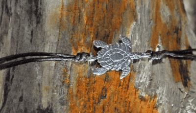 _DBM9900bis Bracelet en argent représentant une tortue marine, symbole de protection des océans.