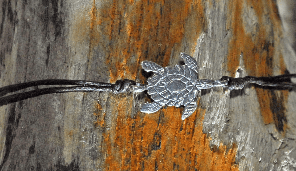 Bracelet en argent représentant une tortue marine, symbole de protection des océans.
