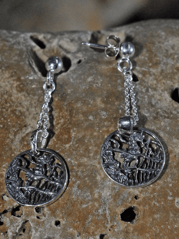 boucles d'oreille pendantes, médaillon hippocampe ajouré