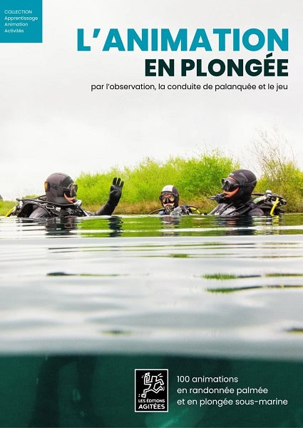 Plongeurs en combinaison discutent à la surface d'un lac, illustrant l'importance de l'animation en plongée pour l'explora...