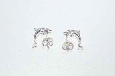 NIC_3111bis Boucles d'oreilles en forme de dauphin, symbolisant l'élégance et la passion pour l'océan, parfaites pour les amoureux de ...