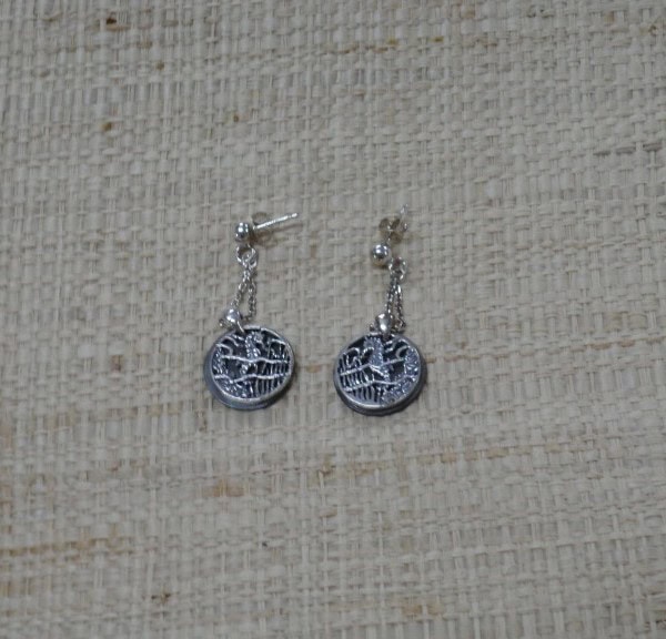 Des boucles d'oreilles argentées évoquant l'aventure sous-marine, parfaites pour les passionnés de plongée et de découvert...