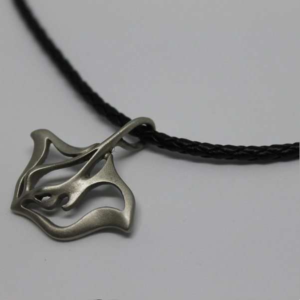 Pendentif en forme de raie manta, symbole du monde sous-marin et de la mer.