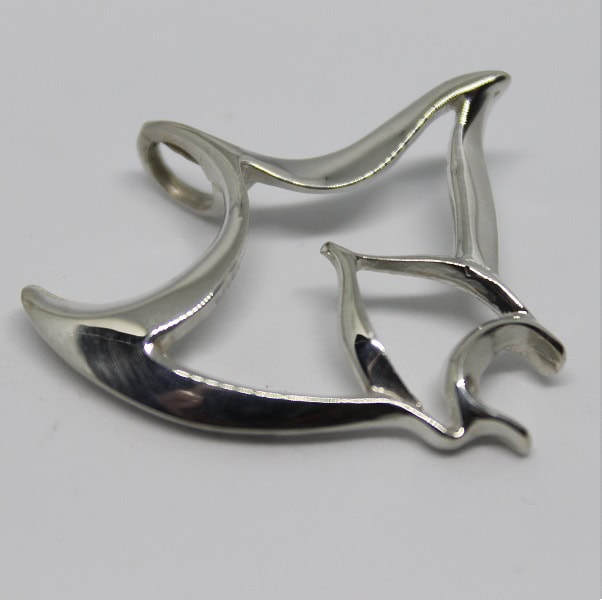 Ce pendentif en forme de raie évoque l'élégance et la liberté des profondeurs marines, parfait pour les passionnés de plon...