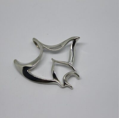 Ce pendentif en forme de raie manta évoque l'élégance des créatures marines, parfait pour les passionnés de plongée.