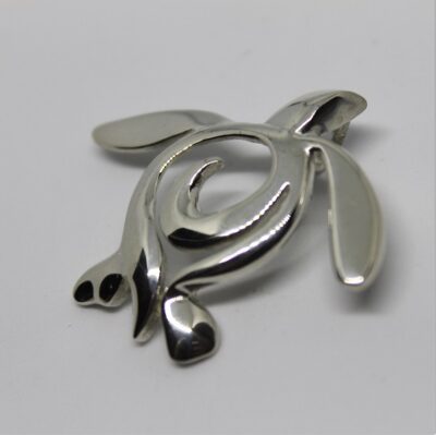 Ce pendentif en forme de tortue stylisée évoque l'élégance des créatures marines, symbole de voyage et de découverte sous-...