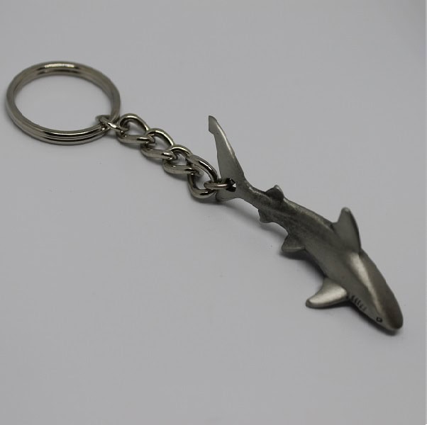Porte-clés en forme de requin, accessoire marin pour les amoureux de la mer.