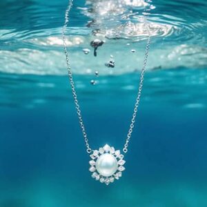 Un collier orné d'une perle flotte dans l'eau cristalline, évoquant la beauté sereine des profondeurs marines. #Océan