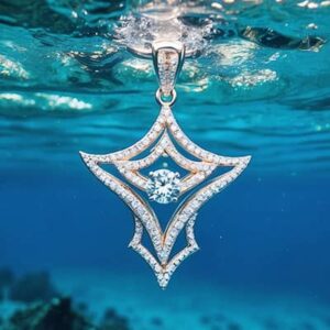 Un pendentif scintillant flotte sous l'eau cristalline, évoquant la beauté mystérieuse des profondeurs marines. #Plongée