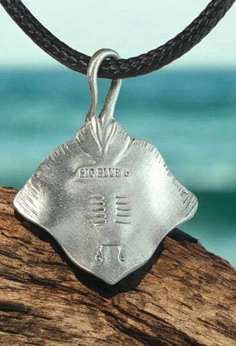 Pendentif en étain représentant une raie pastenague, évoquant l'exploration marine et l'évasion océanique.