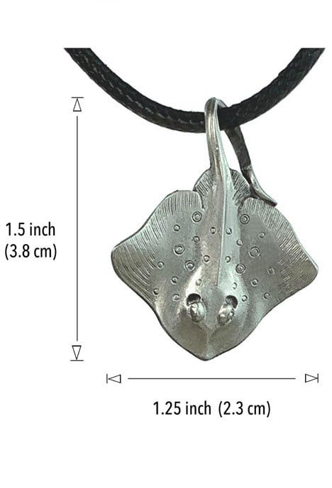 Pendentif en étain massif représentant une raie pastenague, évoquant l'élégance marine pour les passionnés de plongée.
