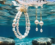 Des bijoux en perles flottent élégamment sous l'eau cristalline, évoquant la richesse mystérieuse des fonds marins.