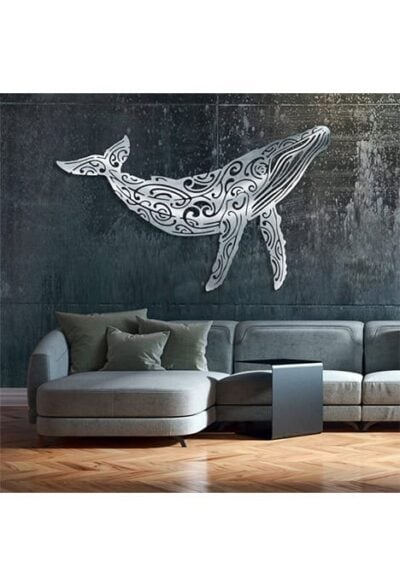 Une élégante sculpture murale en métal d'une baleine à bosse embellit un salon, évoquant l'évasion marine.