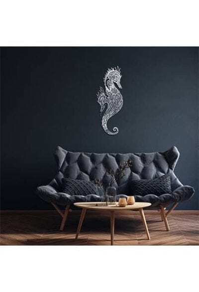 Une élégante décoration murale en métal inoxydable représentant un hippocampe, idéale pour une ambiance marine raffinée.