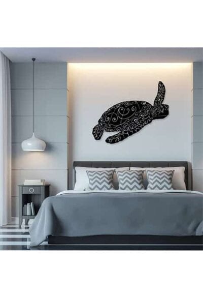 Une élégante tortue en métal orne le mur d'une chambre moderne, évoquant l'évasion marine et la sérénité océanique.