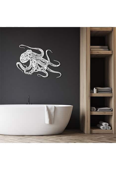 Une élégante sculpture murale en métal inoxydable représentant une pieuvre embellit cette salle de bain, évoquant l'univer...