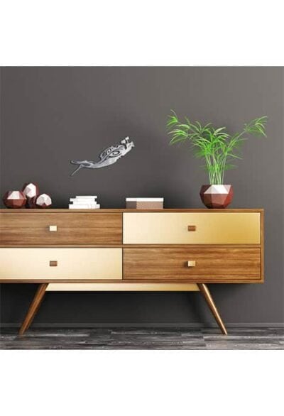 Une élégante décoration murale en métal inox représente un plongeur photographe, ajoutant une touche d'océan à votre intér...