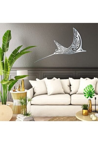 Une élégante raie aigle en métal inoxydable orne le mur, évoquant l'évasion marine dans un salon moderne et raffiné.