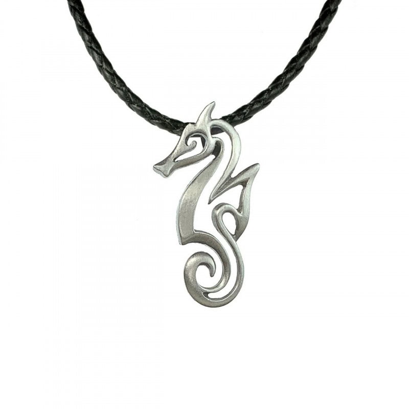 Pendentif hippocampe élégant, symbole marin, idéal pour les passionnés de plongée et amoureux de la faune océanique.