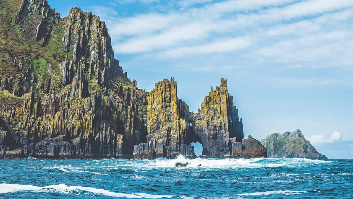 Falaises spectaculaires des îles Blasket, un paradis pour les plongeurs explorant la richesse de la biodiversité marine.