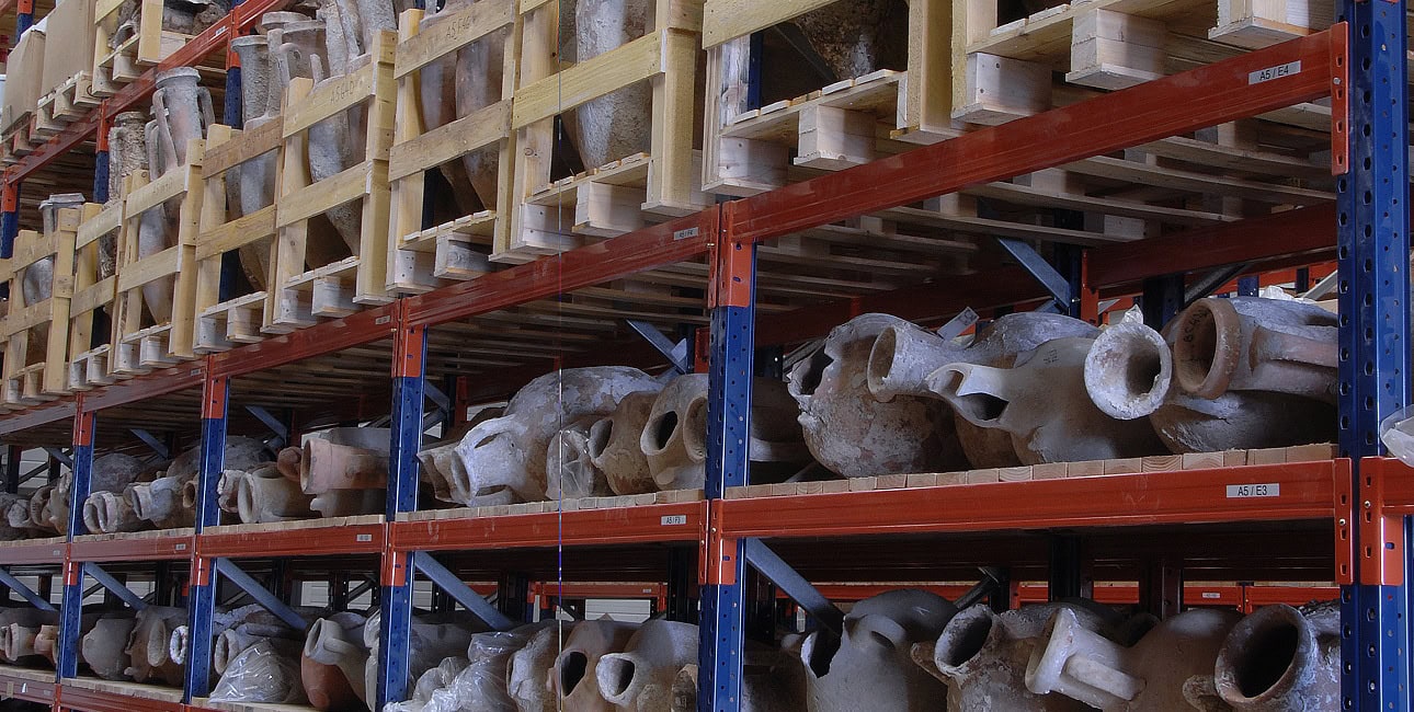 Des amphores antiques soigneusement entreposées révèlent les trésors archéologiques marins du centre de conservation du DR...