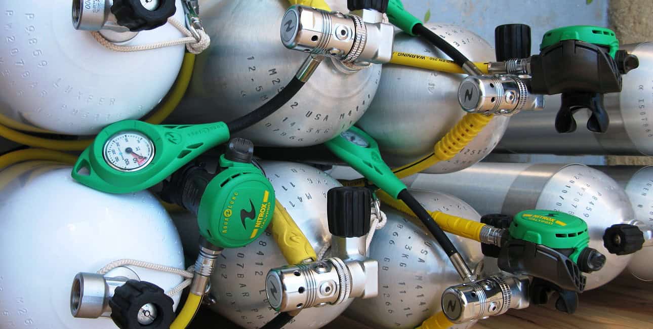 Des bouteilles de plongée Nitrox prêtes pour une aventure sous-marine, optimisant la sécurité et l'endurance des plongeurs.