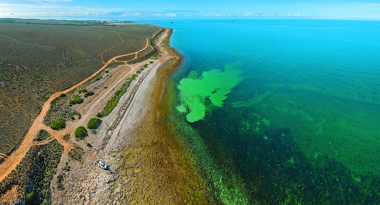 La côte australienne dévoile ses eaux turquoise cristallines, un paradis pour les amateurs de plongée et d'exploration mar...